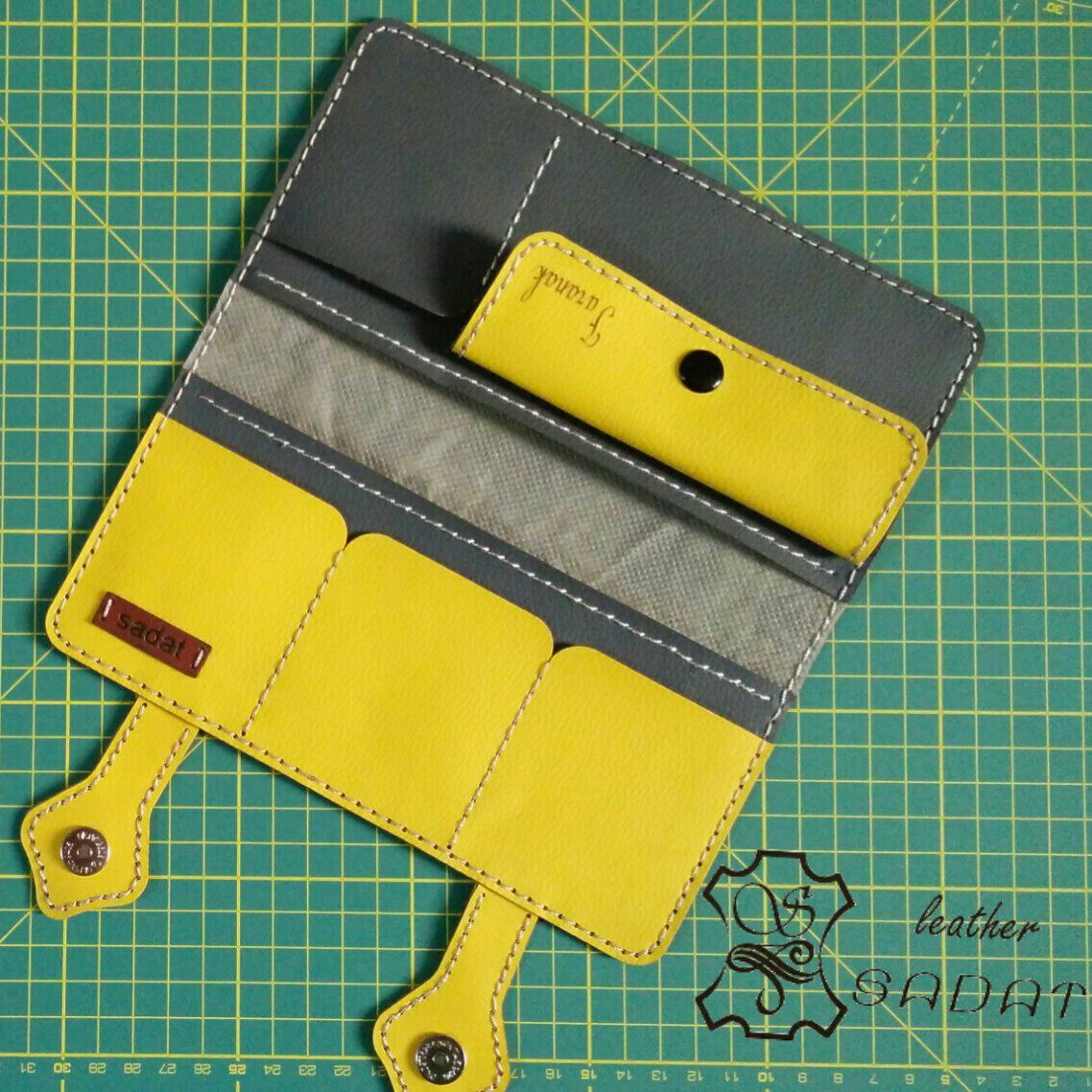 کیف پول دستدوز گربه ،چرم مصنوعی ، رنگ طوسی و زرد