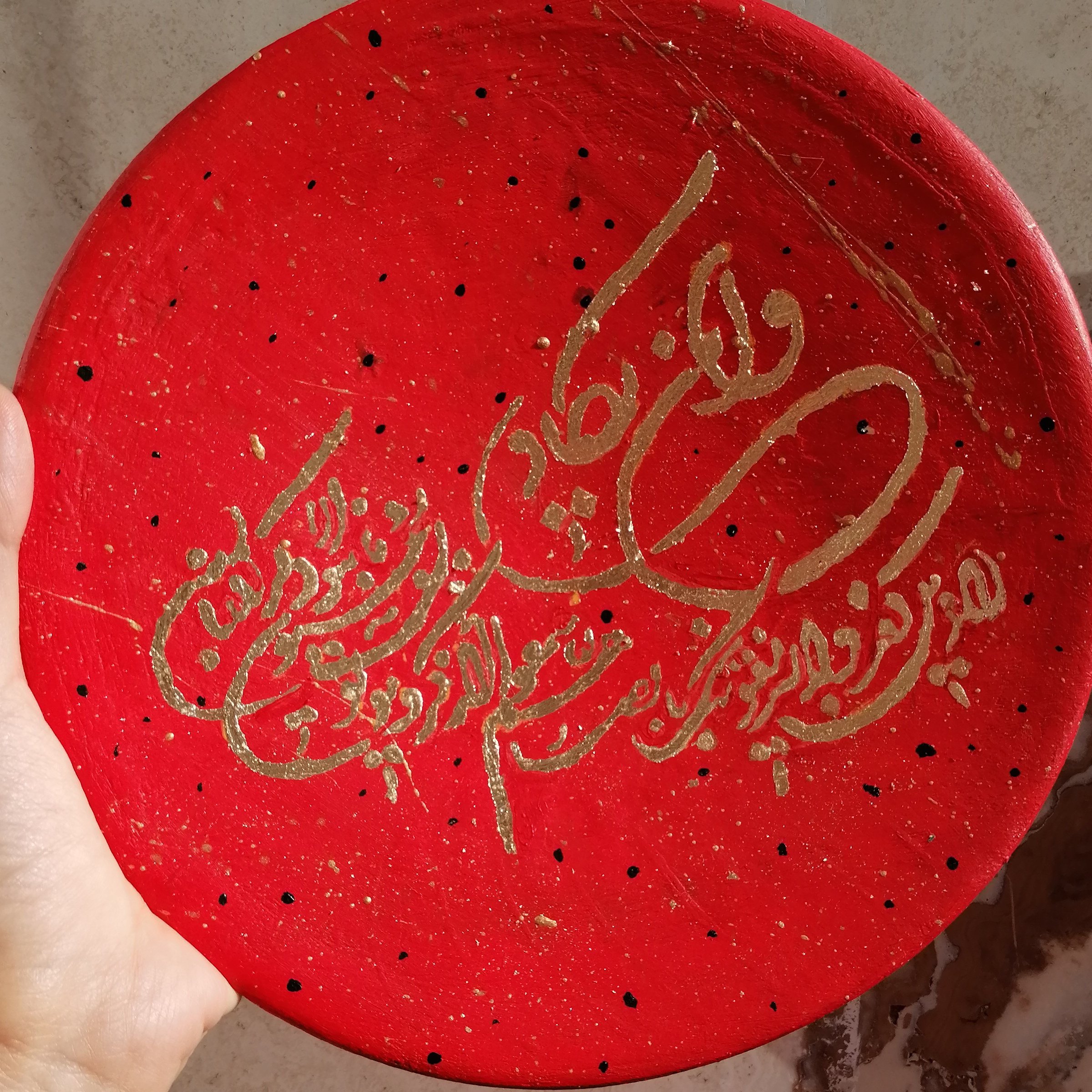  دیوارکوب و ان یکاد و گل بشقاب سفالی طرح خاص با ورق طلا کار شده ضد آب هستند  سایز 20 سانتیمتر و15 سانتیمتر 