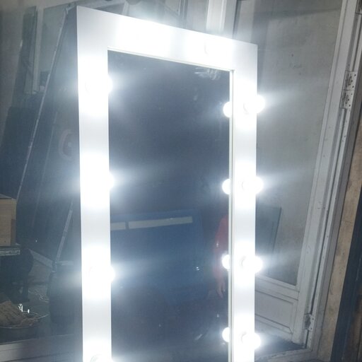 قاب آینه قدی چراغدار سایز 80×180سانت با یک سال تضمین کیفیت جنس ام دی اف درجه یک دارای   پشتی   پسکرایه