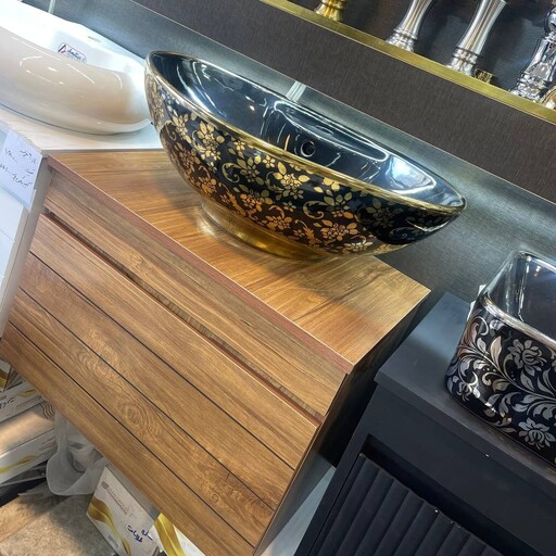 روشویی کابینتی طرح چوب با سنگ مشکی طلایی کوتینگ شده همراه آینه باکس