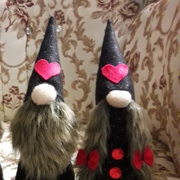 دوتا عروسک لیلیپوت ولنتاین روزعشق 
 خانم و آقا هستند/ نمد مشکی طرح دار/ کلاه قیفی خالخال قرمز