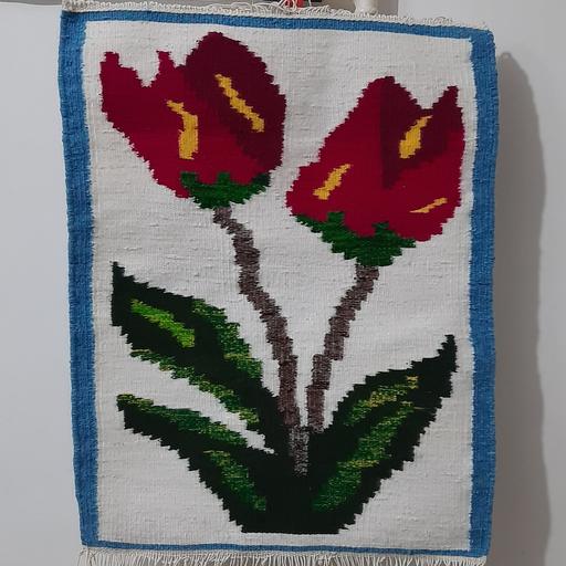 گلیم دستبافت دو رو با طرح گل لاله 45 در 56 بافته شده با کاموا،قابل شستشو با رنگ ثابت