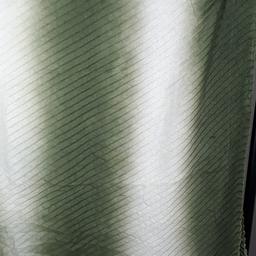 شال پلیسه طیفی جنس نخی رنگ تلفیقی از سفید و سبز