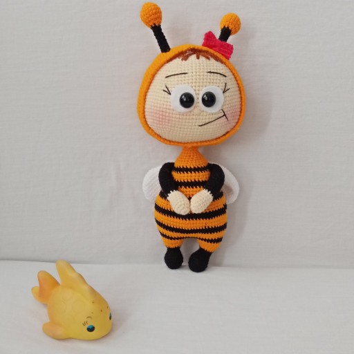 عروسک بافتنی بونی با لباس زنبور