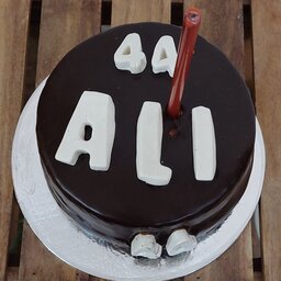 مینی کیک تولد خانگی 800گرمی سفارشی کیک کاکائویی با فیلینگ موز وگردو وروکش شکلاتی تزئینات فوندانی