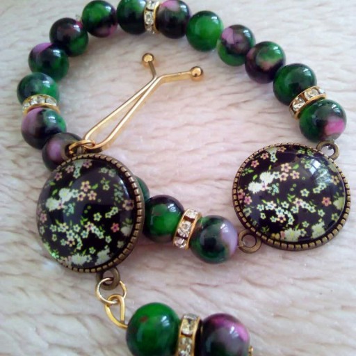 ست دستبند و گیره سبز رنگ با طرح‌ گلهای ریز