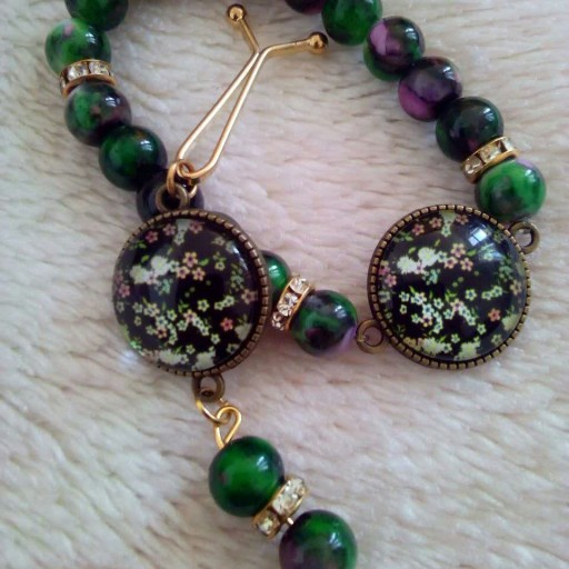 ست دستبند و گیره سبز رنگ با طرح‌ گلهای ریز