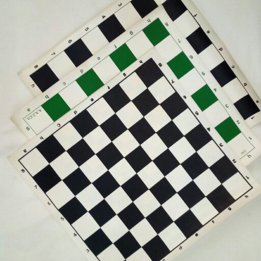 صفحه (مستر)شطرنج  بخاطر استفاده از صفحه وجنس لاستیکی ان باعث ترک خوردن آن میشود نوع سفره ای آن مطلوبتر است 