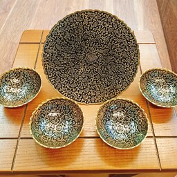 ست 5تیکه برنجی میناکاری رنگ سلطنتی مشکی طلایی شامل شیرینی خوری پایه دار تخت و 4عدد پیاله شکلات خوری یا آجیل خوری برنجی