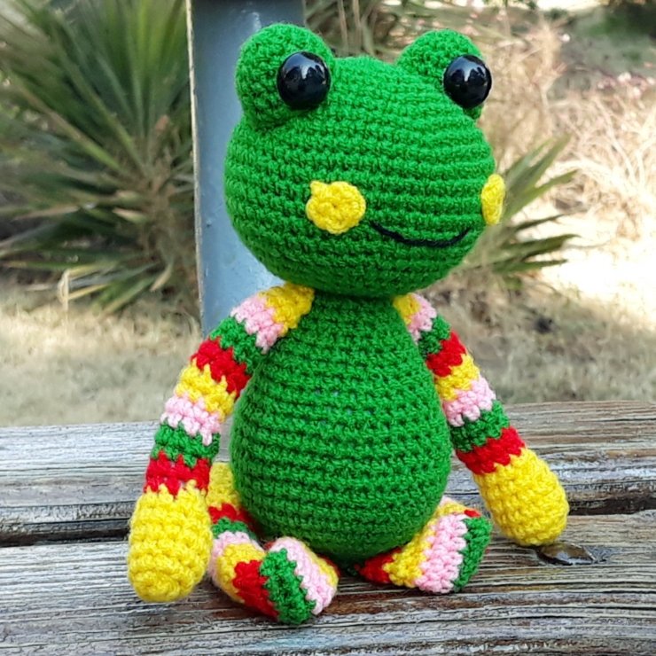 عروسک بافتنی قورباغه رنگی