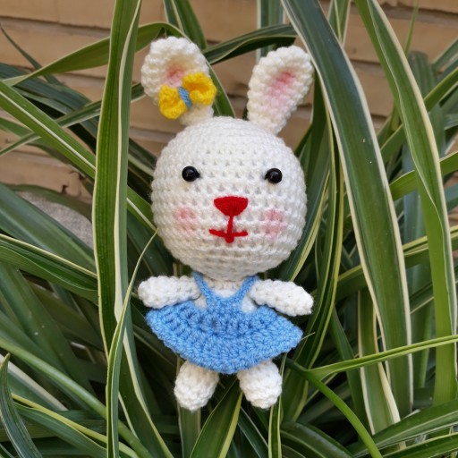 عروسک بافتنی خرگوش با لباس آبی