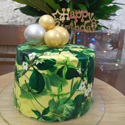 کیک تولد با تزیین ویفر پیپر خوراکی در طرح دلخواه