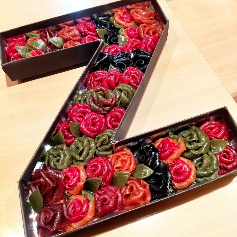 باکس حروف لواشک گل رز قابل سفارش با تمام حروف به همراه یک سس ترش