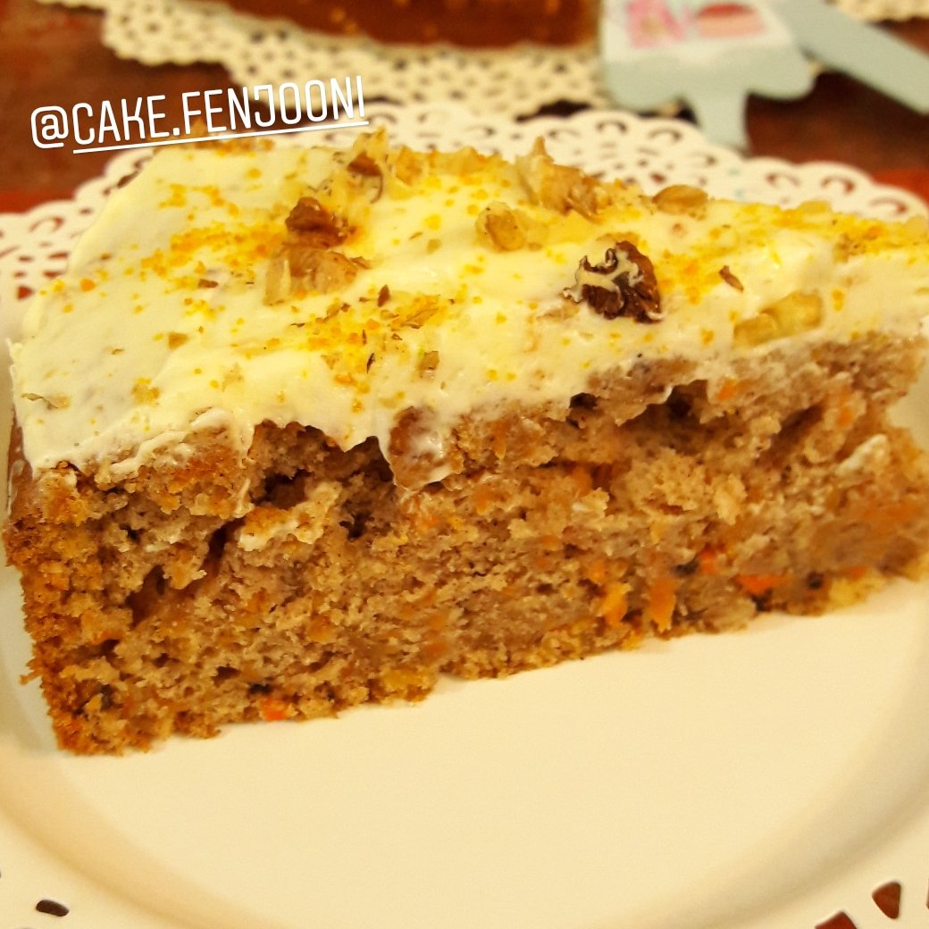 کیک هویج و گردو با تزئین کرم پنیری