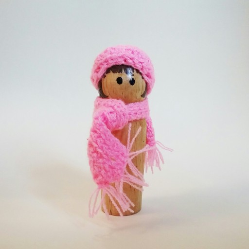 عروسک چوبی دست‌ساز طرح دختر زمستان