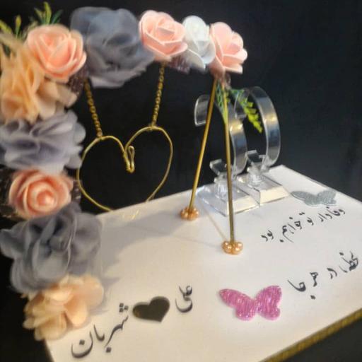 جا حلقه ای عروس و داماد همراه با پایه های ساعت مچی رنگ گلها و متن ها قابل تغییر به سلیقه شما