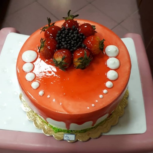 کیک تولد با تزیین مارمالاد طرح توت فرنگی