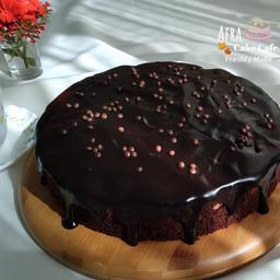 کیک براونی شکلاتی با گاناش1.100کیلوگرم(کیک کامل یا 8 برش در اسلایس باکس)(با احترام هزینه ارسال با مشتری میباشد)