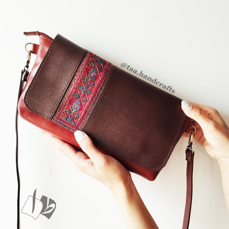 کیف دوشی و دستی زنانه چرم طبیعی به رنگ عسلی و قهوه ای از صنایع دستی طا 