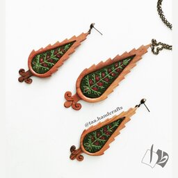 گردنبند و گوشواره زنانه چوبی با سوزندوزی پته از صنایع دستی طا 