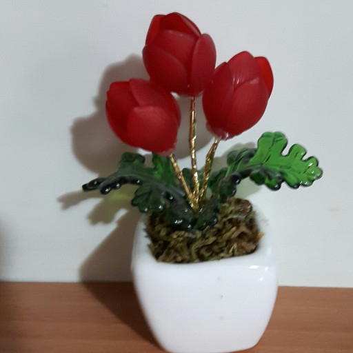 گل لاله کریستالی  گلدان فانتزی
جنس پلاستیکی و بادوام شیک و زیبا برای تزیین روی میز و ویترین