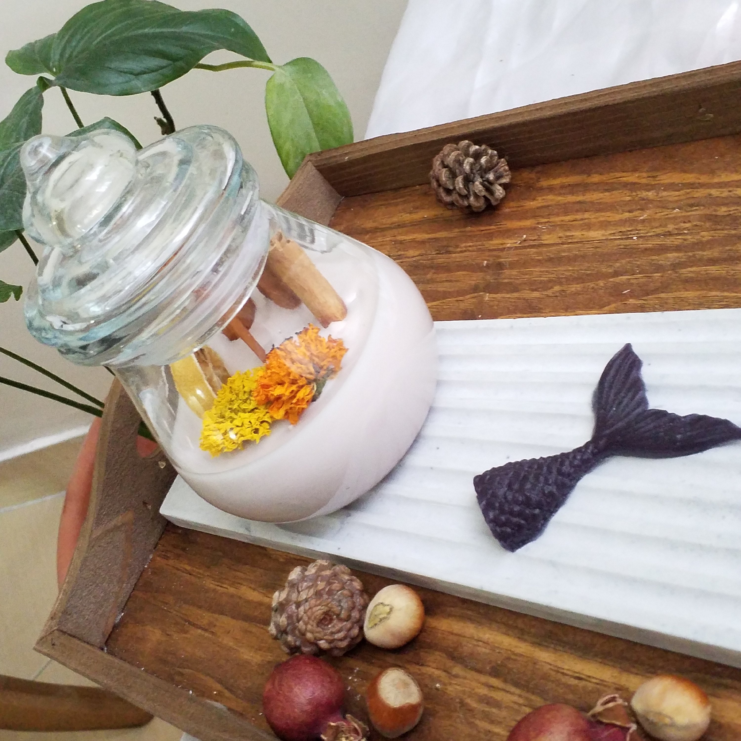 شمع شیشه ای  با تززین گل و دارچین