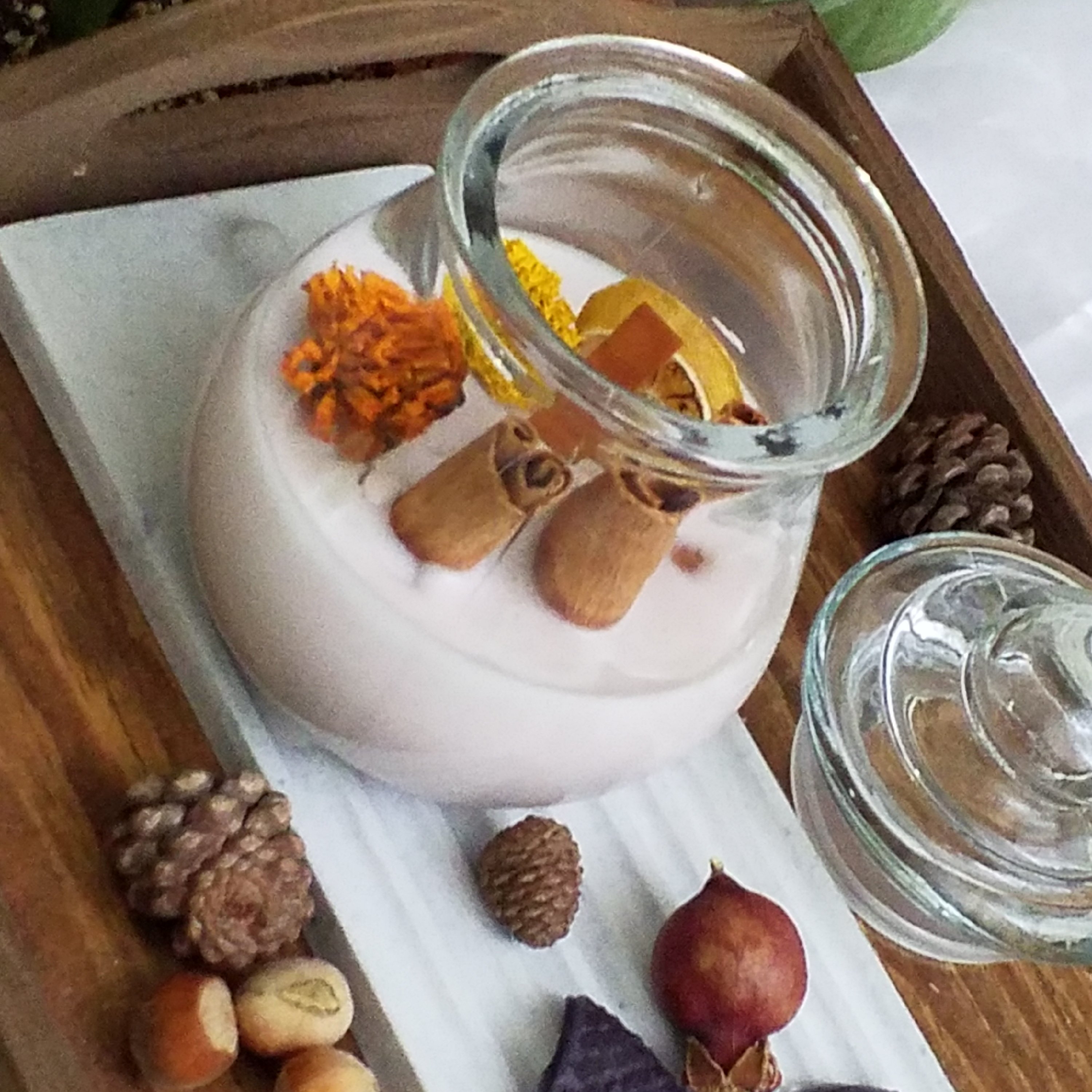 شمع شیشه ای  با تززین گل و دارچین
