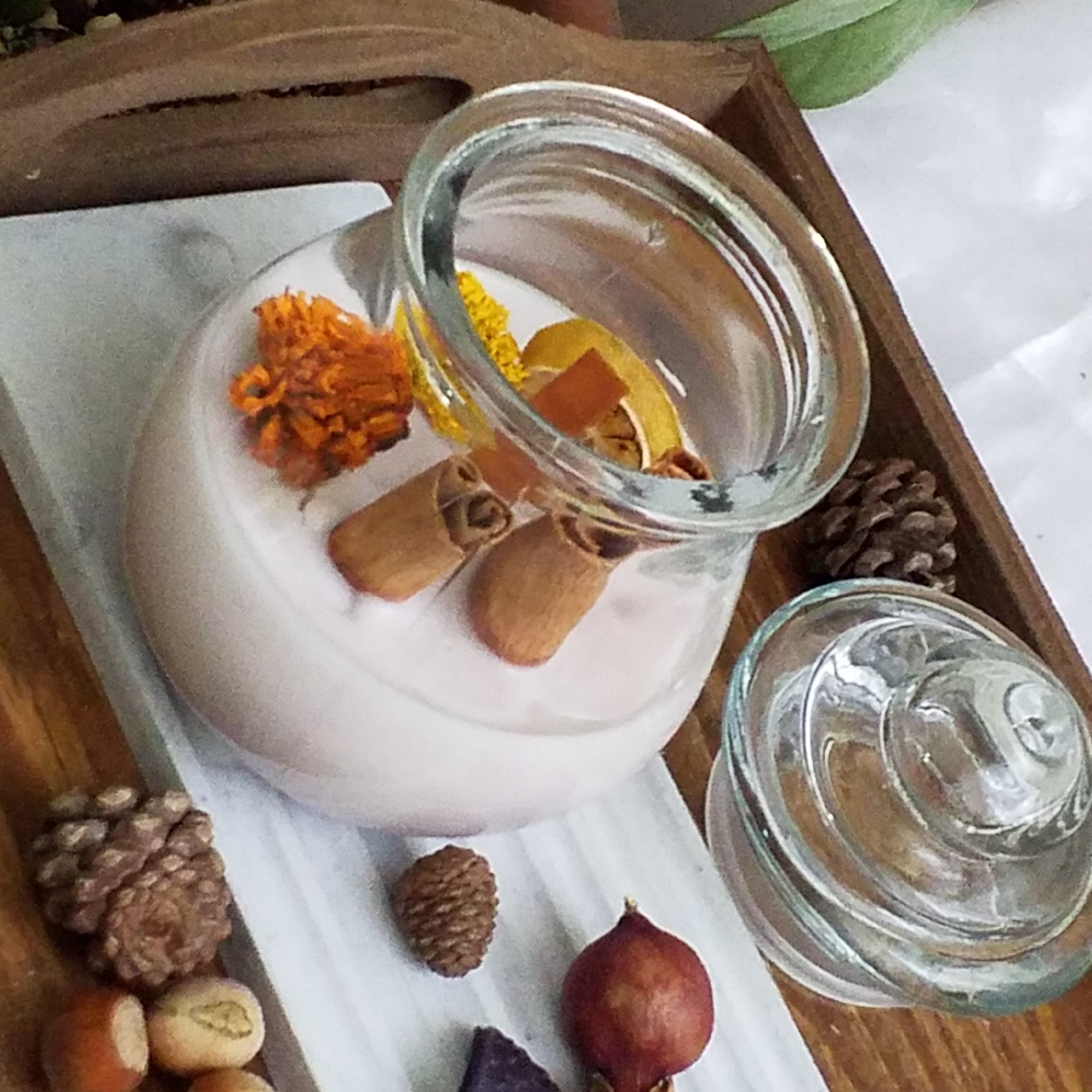 شمع شیشه ای  با تززین گل و دارچین