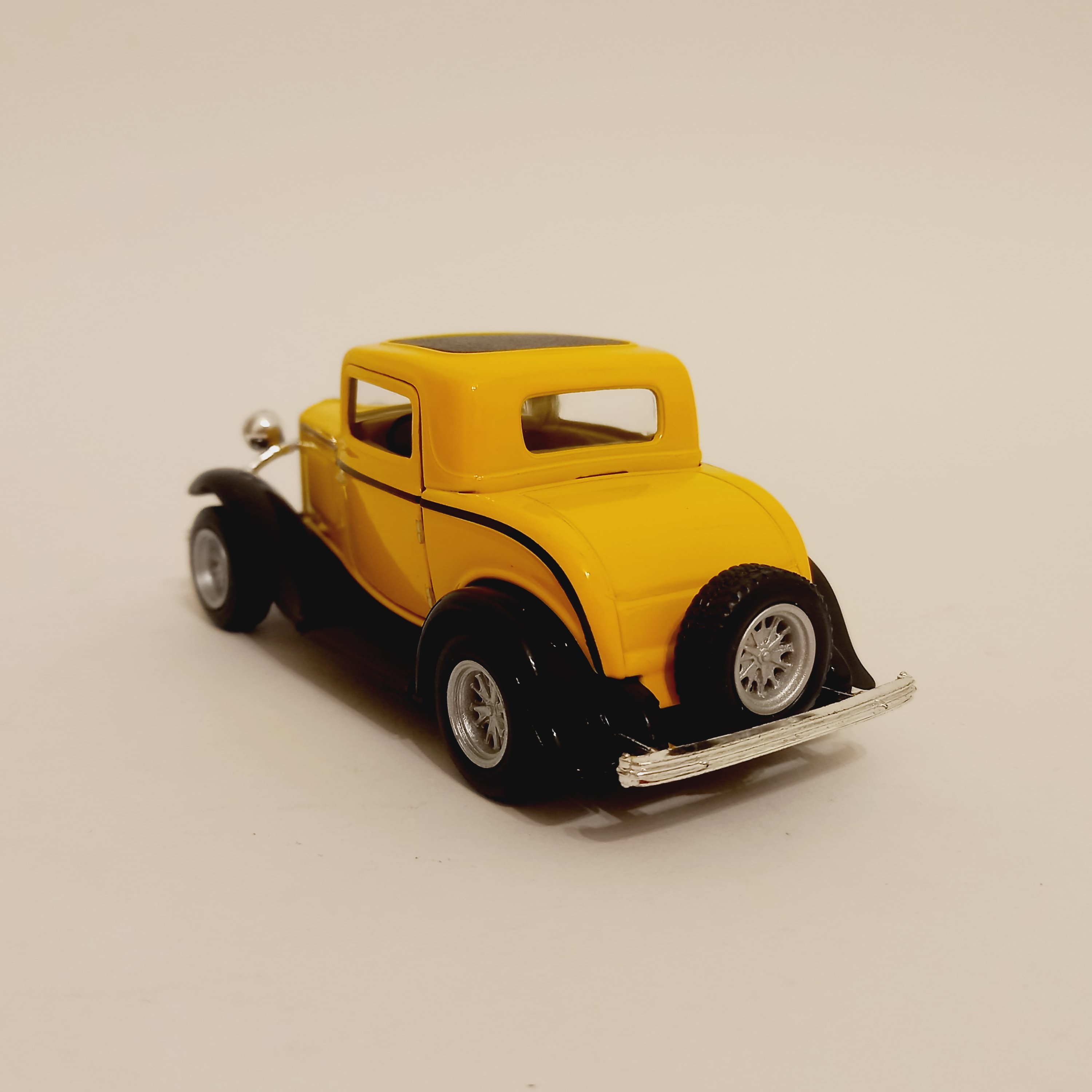 ماکت ماشین Ford 1932 کلاسیک برند Kinsmart مقیاس 1:40 طول 12 سانتی متر در 4 رنگ با کیفیت و جذاب 