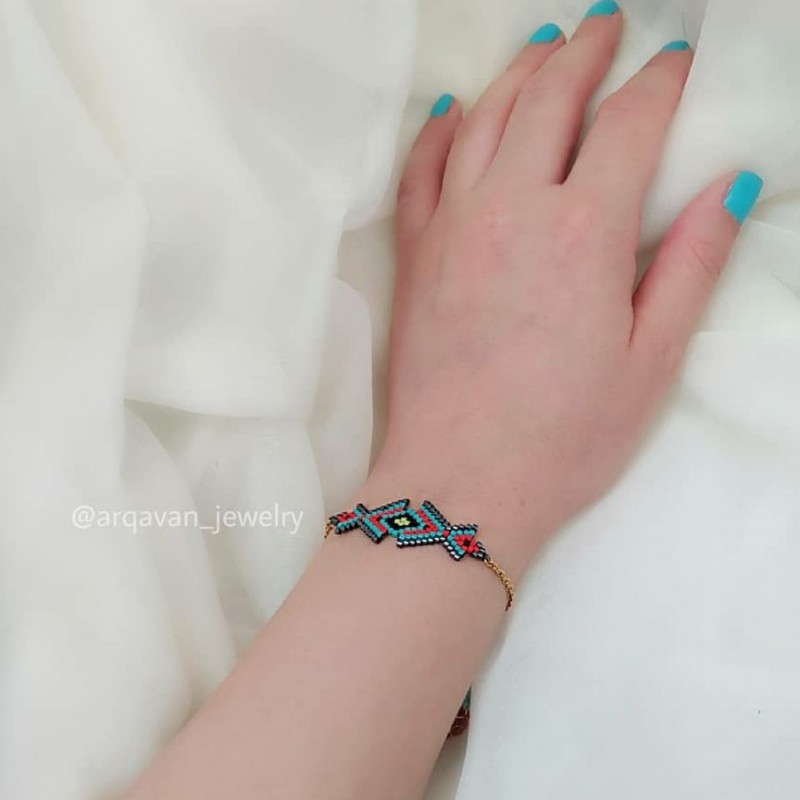 دستبند زنانه با منجوق ژاپنی و زنجیر و قفل استیل رنگ دستبند دقیقا مطابق عکسه، سایز 16 سانتیمتر با 5سانت اضافه زنجیر