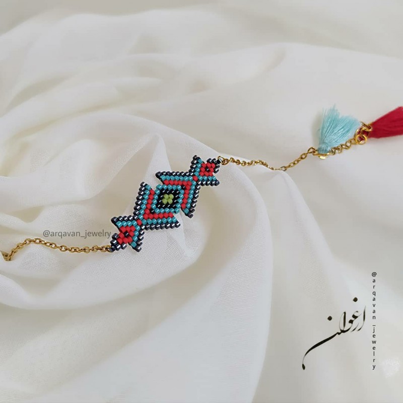 دستبند زنانه با منجوق ژاپنی و زنجیر و قفل استیل رنگ دستبند دقیقا مطابق عکسه، سایز 16 سانتیمتر با 5سانت اضافه زنجیر