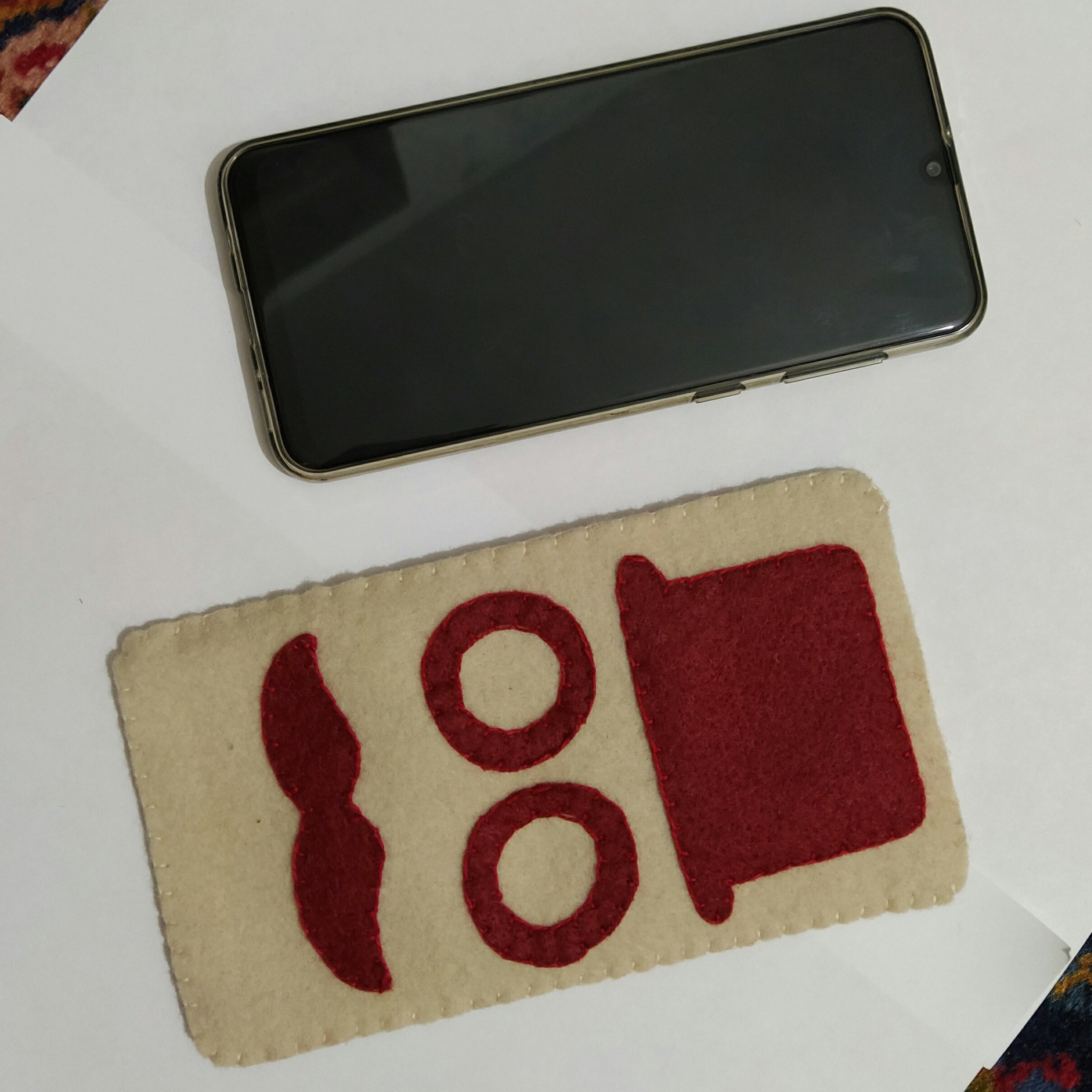 کیف موبایل نمدی طرح عینک و کلاه