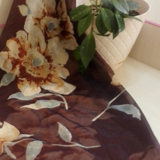 روسری حریر با گلهای کرم و زمینه قهوه ای