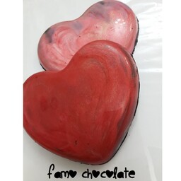 شکلات تلخ قلب رنگی با مغزی کارامل و تزیین اسمارتیز قابل اجرا در رنگ و به همراه مغزی دلخواه شما
