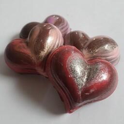 شکلات دست ساز بن بن شیری قلبی با مغزی توت فرنگی بسته 12 عددی قابل اجرا با رنگ و مغزی دلخواه شما