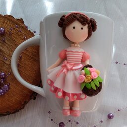 ماگ دختر بهاری با سبد گل، ساخته شده با خمیر پلیمری نشکن و قابل شستشو با آب سرد، دستساز 
