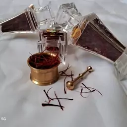 زعفران نیم مثقال نگین پرسی اصل خراسان با طعم و عطر بی نظیر با وزن خالص نیم مثقال در بسته بندی کریستال برلیان 