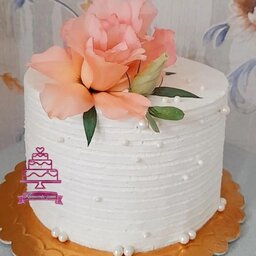 کیک روز مادر.کیک خامه ای با تزیین گل های طبیعی و طعم خاص