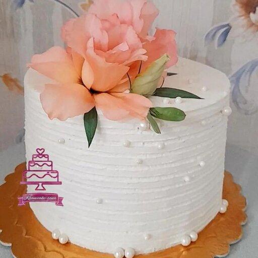کیک روز مادر.کیک خامه ای با تزیین گل های طبیعی و طعم خاص