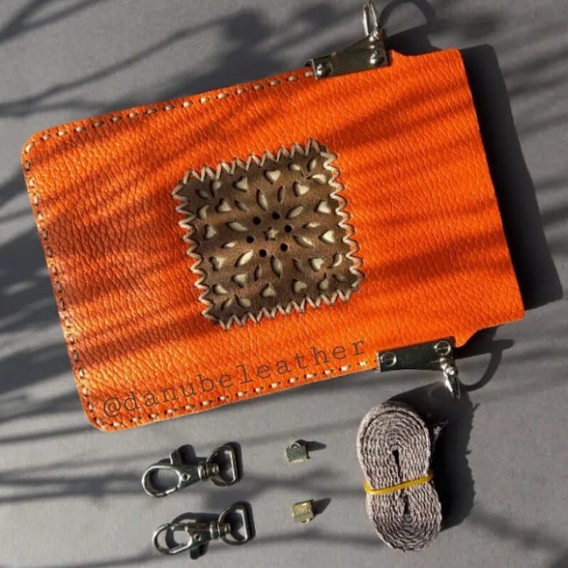 کیف گردنی پاسپورت یا موبایل از چرم مرغوب و ضخیم گاوی دستدوز و تک نسخه 