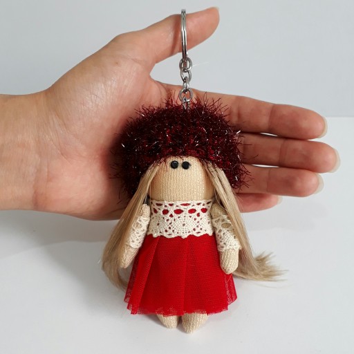 عروسک روسی آویز سرخ مناسب برای هدیه ولنتاین و شب چله (شب یلدا)
