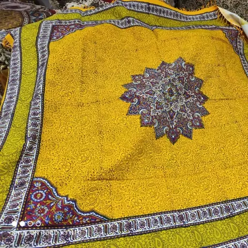 سفره ورومیزی قلمکاری صادراتی اعلا سایز 150×150زرد رنگ