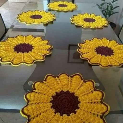 زیر بشقابی گل آفتابگردون و زیر استکانی و رو میزی در سایزبندی مختلف  درغرفه بافتنی های ثنا