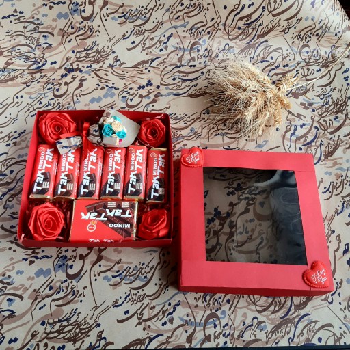 پک هدیه گل و شکلات با جعبه هدیه یا جعبه کادو طلقی درب شفاف
