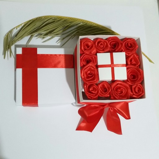 جعبه هدیه باکس گل رز روبانی قرمز با بدنه مقوایی (جعبه کادو )