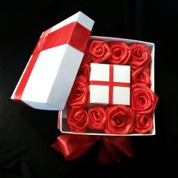 جعبه هدیه باکس گل رز روبانی قرمز با بدنه مقوایی (جعبه کادو )