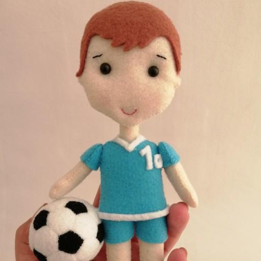 عروسک نمدی طرح پسر فوتبالیست