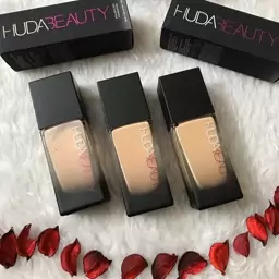 کرم پودر هدی بیوتی HUDA BEAUTY با پوشش بسیار بالا تمام عیوب و تیرگی های پوستی را پوشانده 