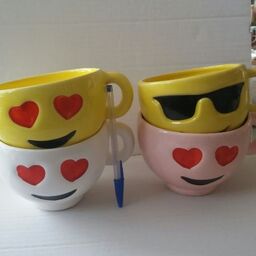 فنجان ایموجی در دو طرح قلب و عینک  رنکهای سفید صورتی و زرد 