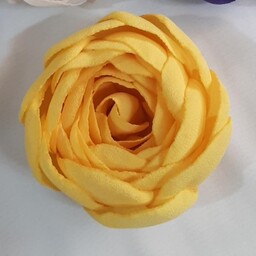 گل دستساز  از جنس کرپ حریر  قابل اجرا در رنگ و سایز  دلخواه شما 